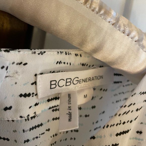 EUC BCBGeneration Casual White Ruffle Cocktail Dress with Keyhole Back, Medium - Picture 7 of 9